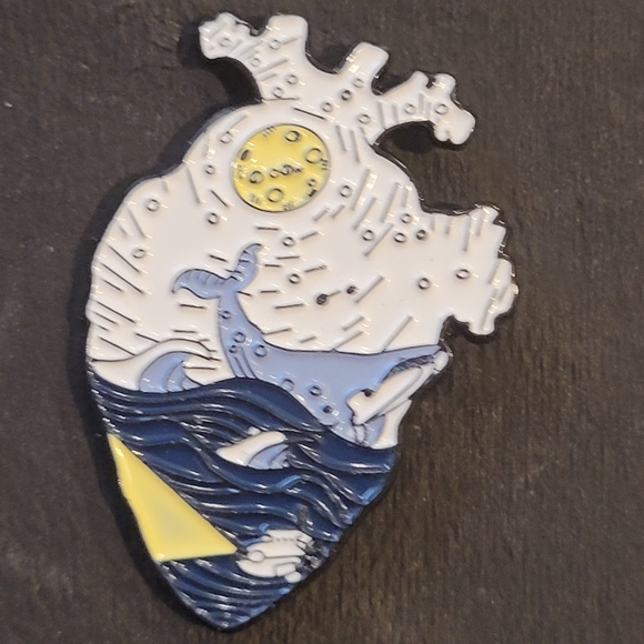 🆕️5/$28 Blue Whale Heart Enamel Pin - Picture 4 of 6
